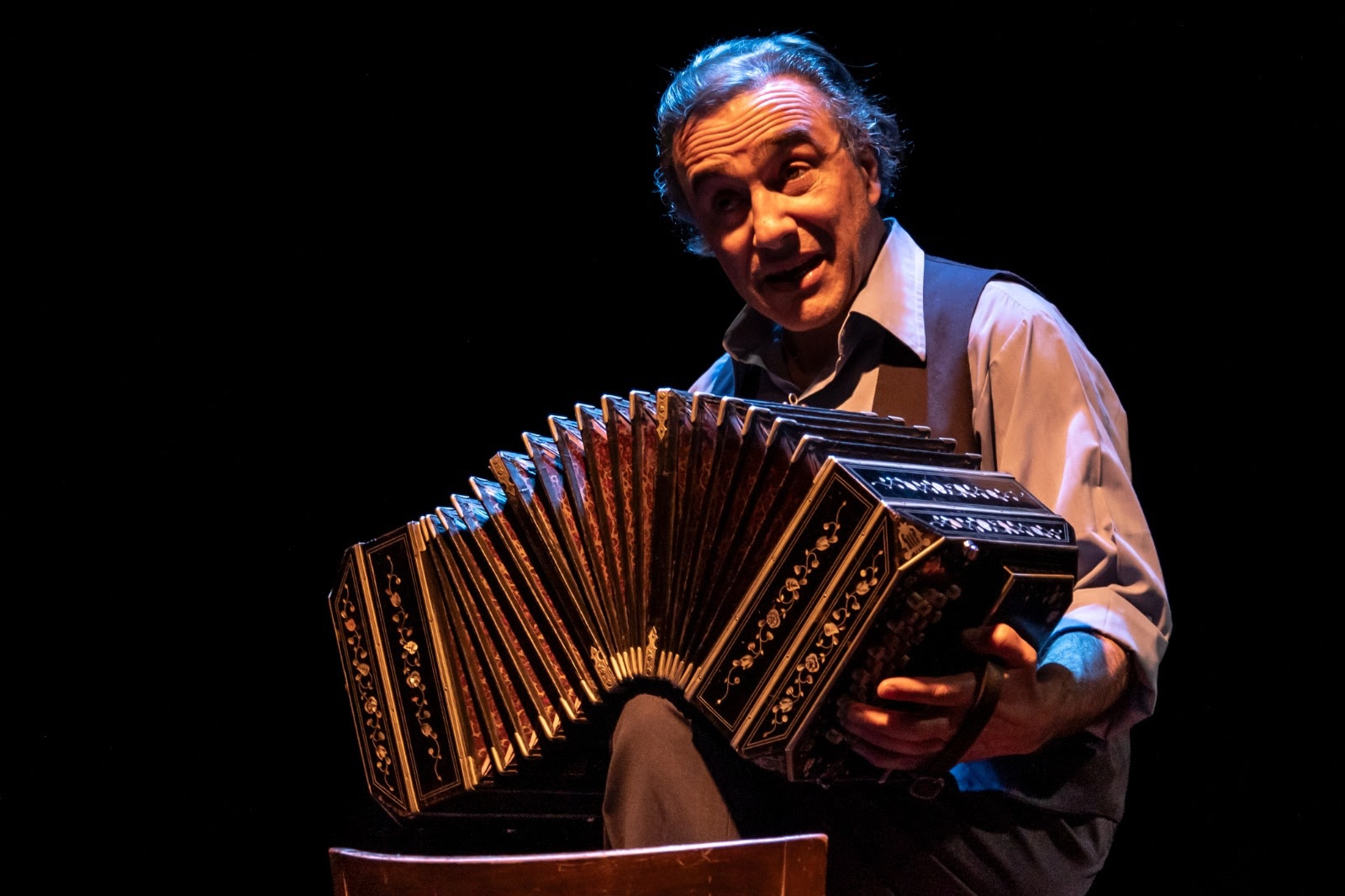 Lee más sobre el artículo Todos los pájaros que me saludan tienen la sonrisa de Gardel