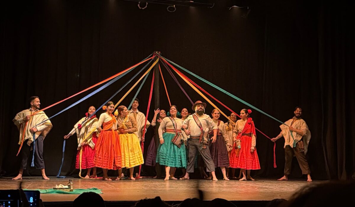 Folklore y graduadxs en escena- Viernes 2/10