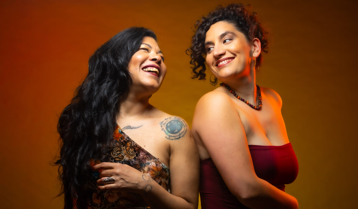 Paula suarez y Flor curcio – Bajo el mismo cielo