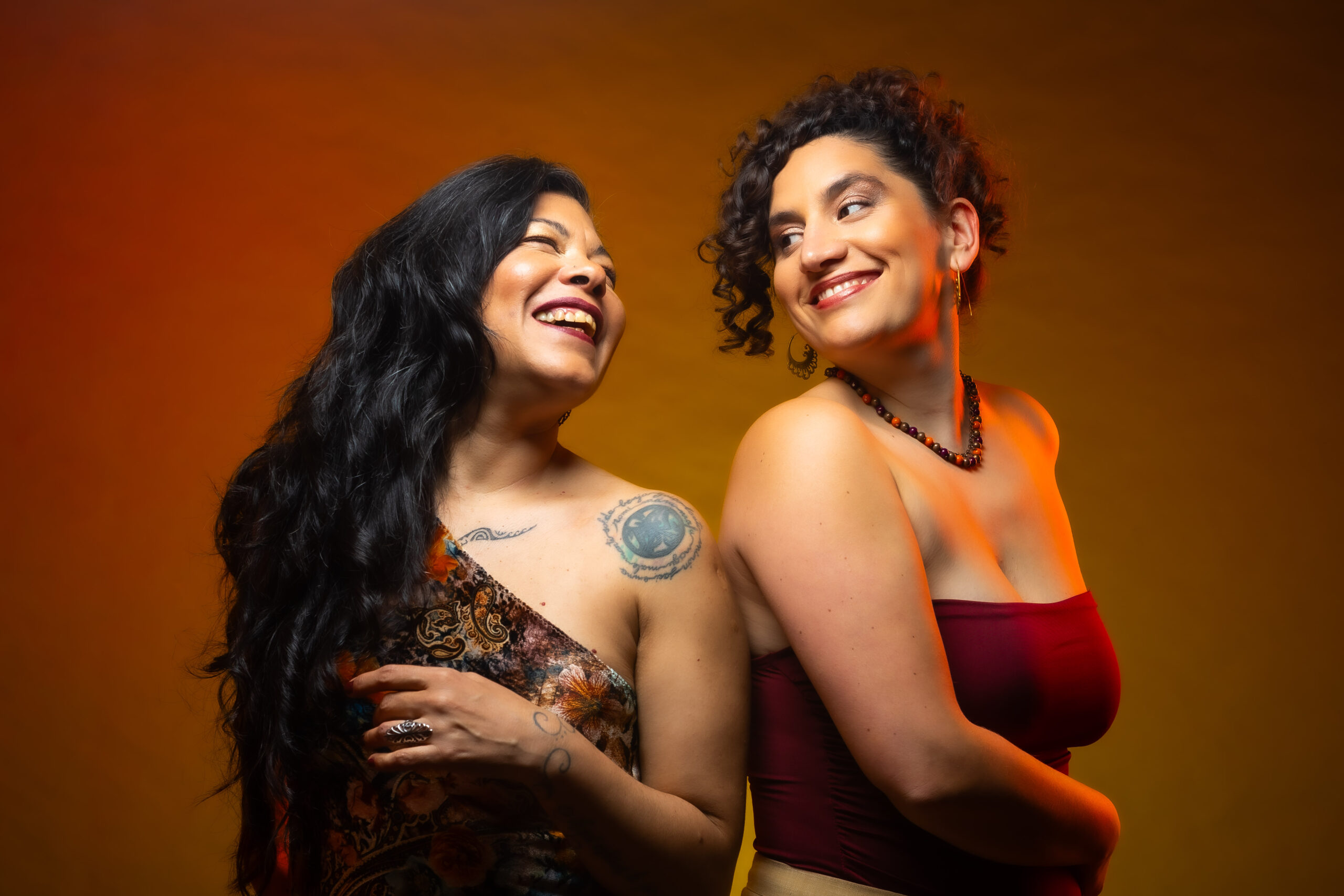 Lee más sobre el artículo Paula suarez y Flor curcio – Bajo el mismo cielo